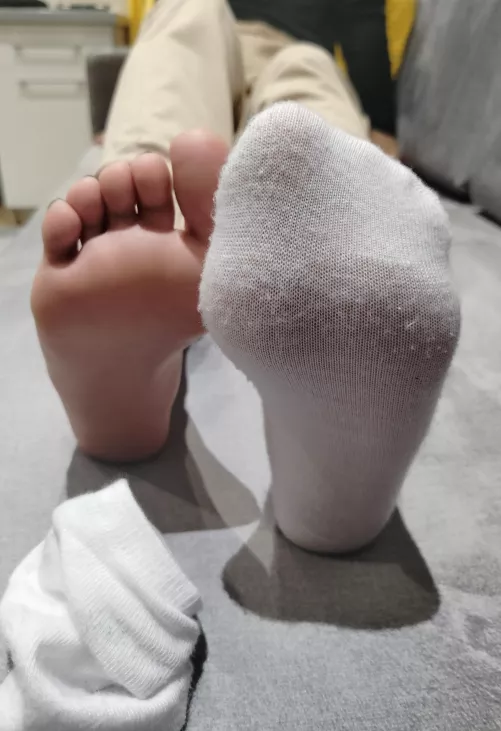 Take off my other sock and take care of my feet...now 💋😏👣oc