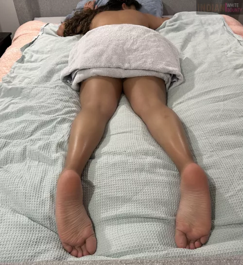 Waiting for my massage...(f)