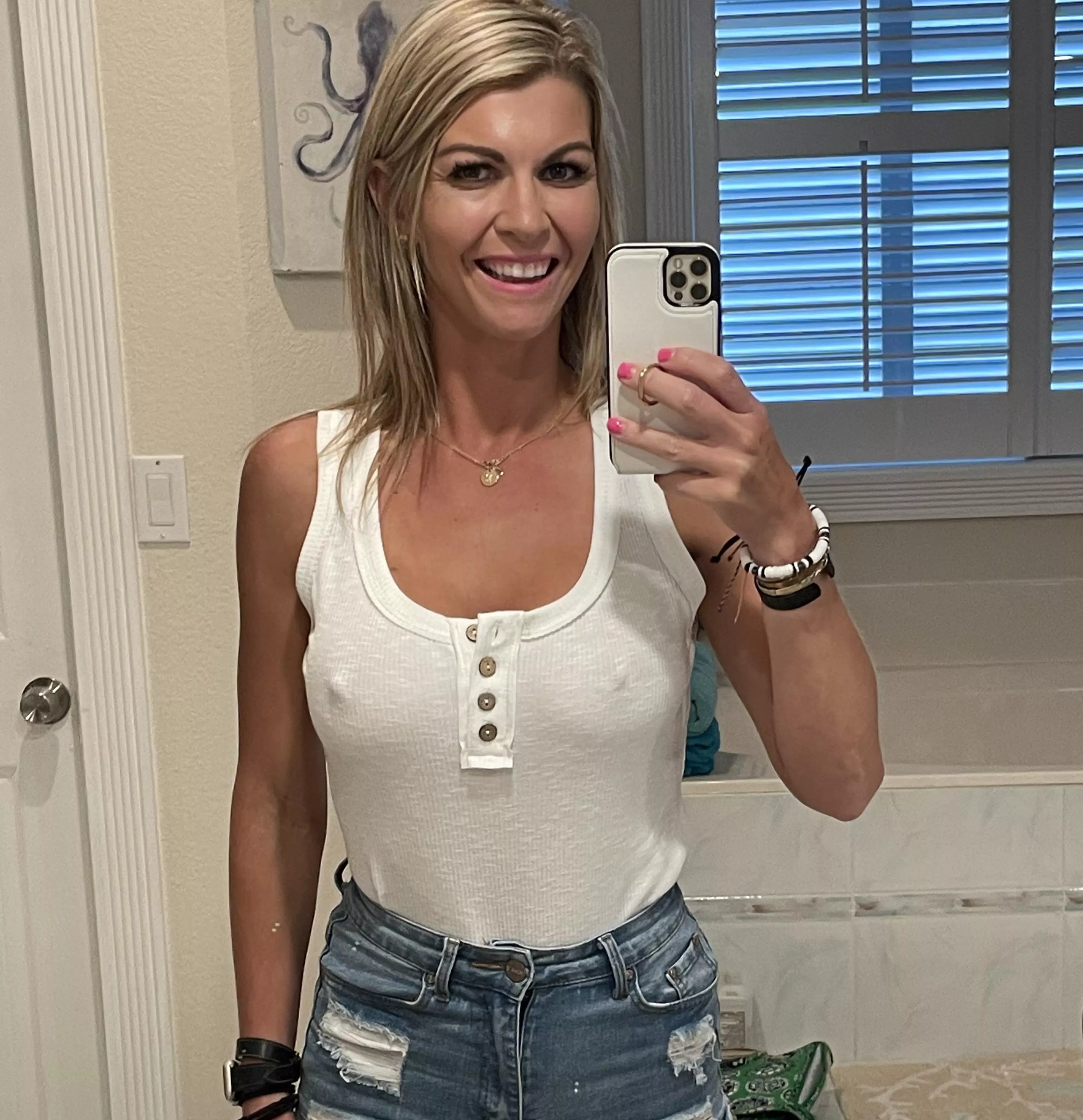 Who doesn’t love a hot mom without a Bra!