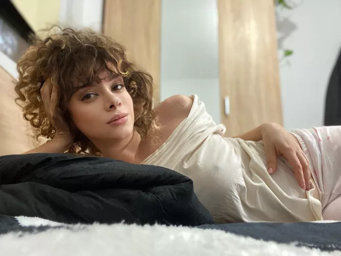 Whoever reacts gets a nude (instant)