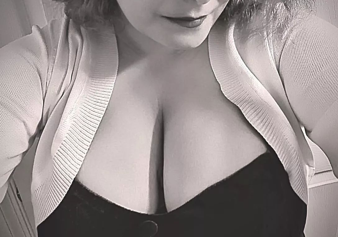 Caught you looking! It’s okay, I’d look too. 😊