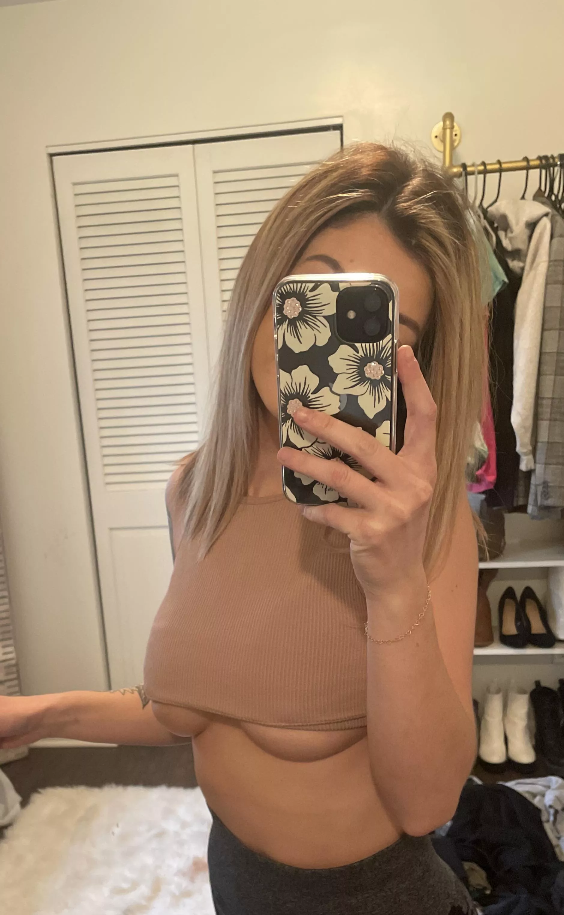 Comment and upvote for a free nude in your inbox 🥵