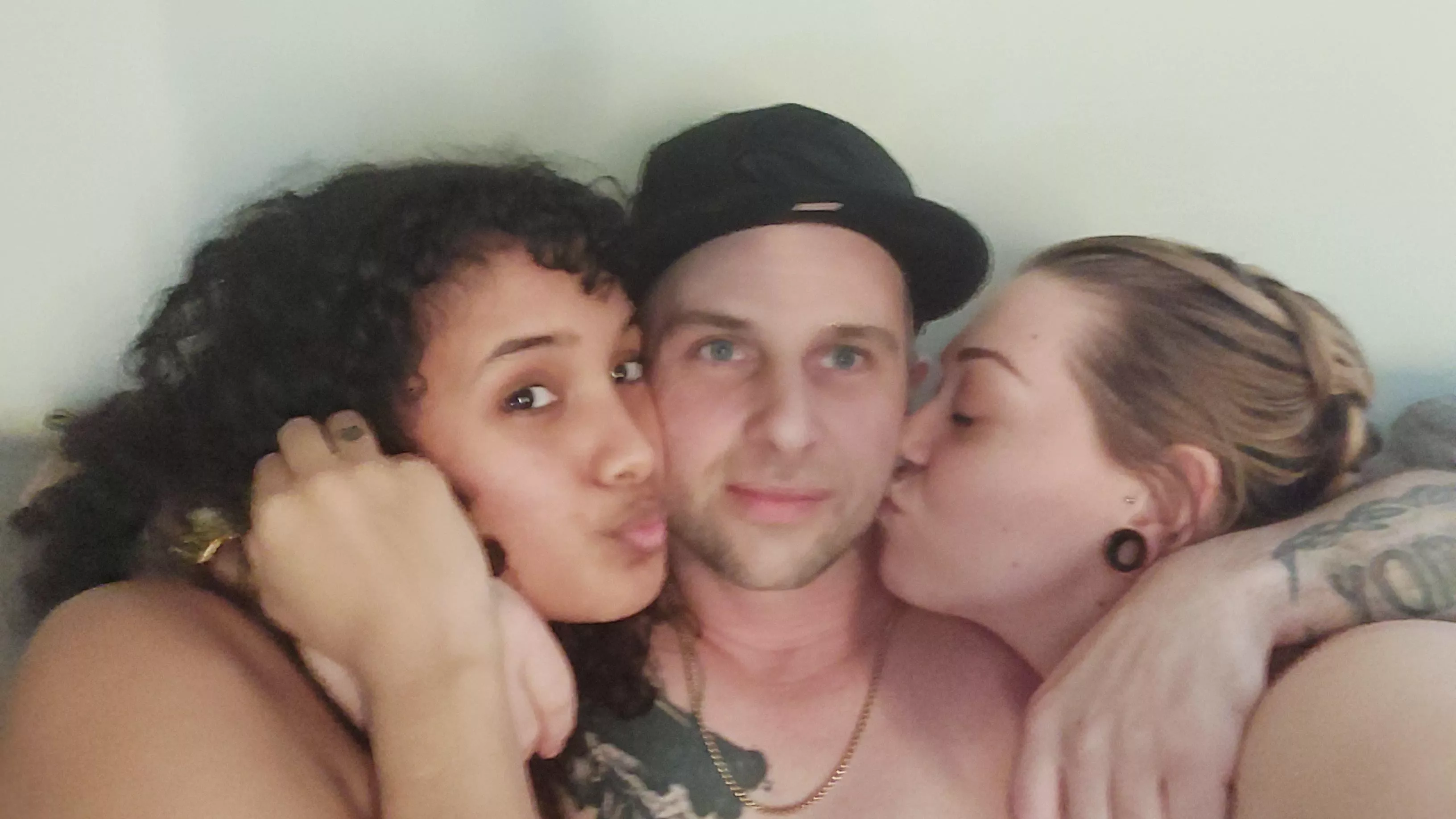 Hot threesome 😚😚😚