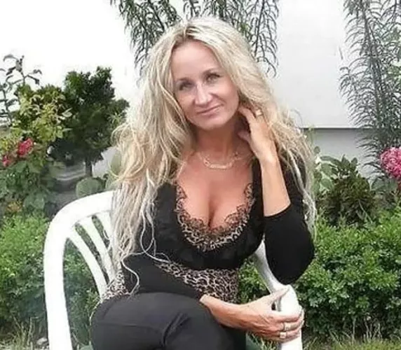 Long haired blonde milf/gilf