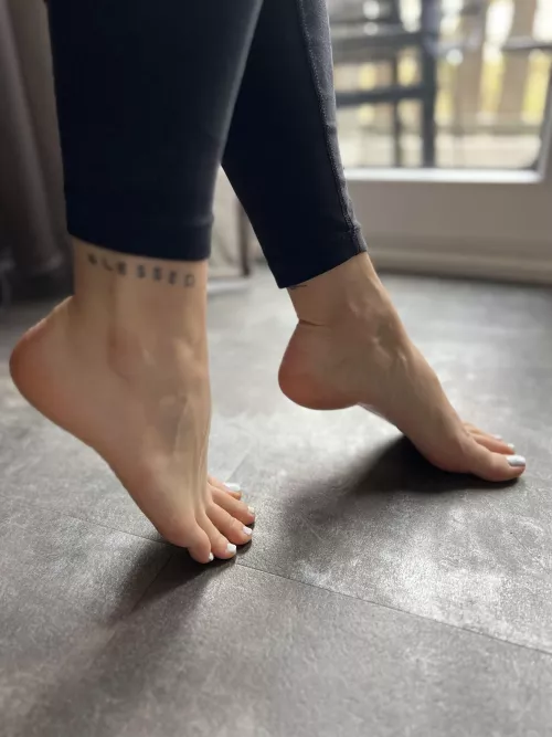 Need someone to lick my arches.. are you the one?😌✨