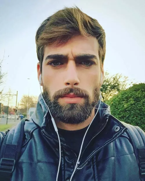 Taken from a cracked S9+ on my way to work 😅. Also, I can't live without wired headphones. I miss them tangling in my bag and buying another pair the next day.