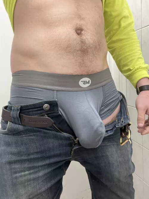 This blue collar boy loves sneaking away to show you the fat bulge he’s hiding at work 😏