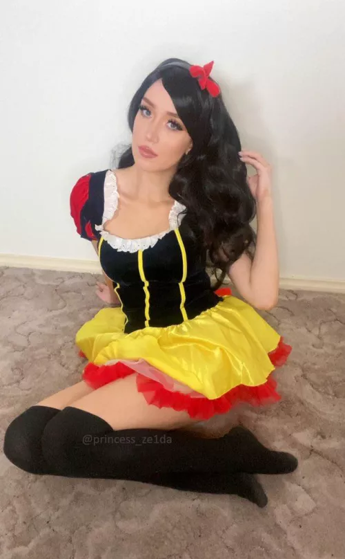 What do you think of my Snow White cosplay? 🍎