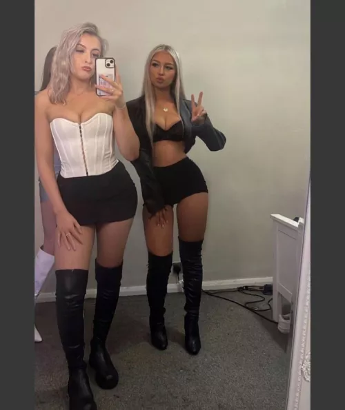 2 blondes but which ones better