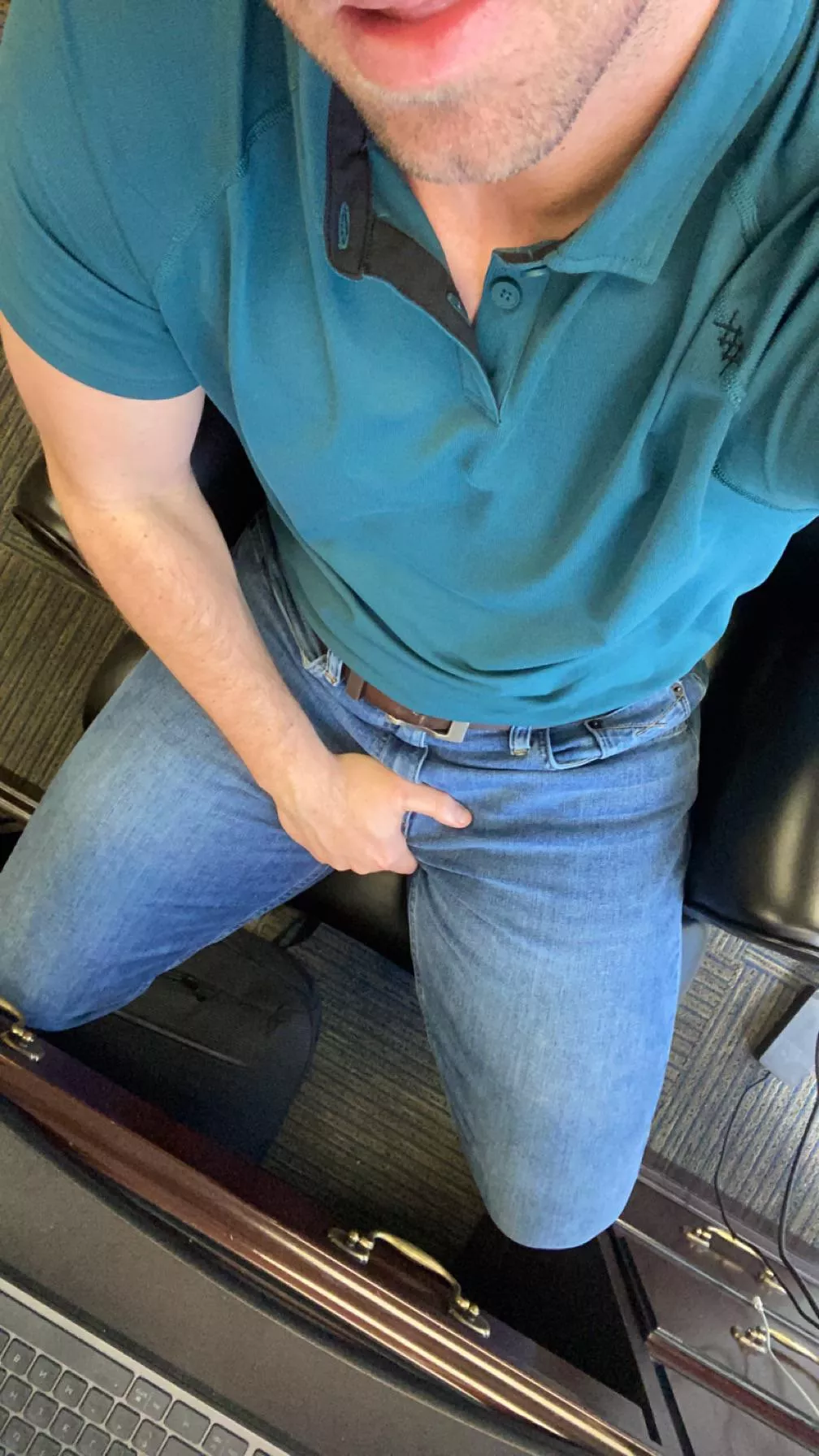 33- fit bro at the office. Hmu with face. Let’s chat. Be fit. Little bros + college+ bromance+ c_t231611