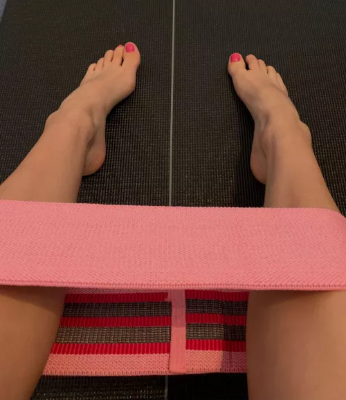 Caught this guy staring at my bare feets in the gym so I had to tease him even more🤤