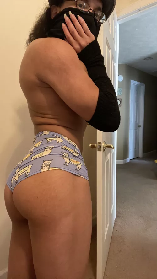 Hi. Anyone like some muscular thighs?