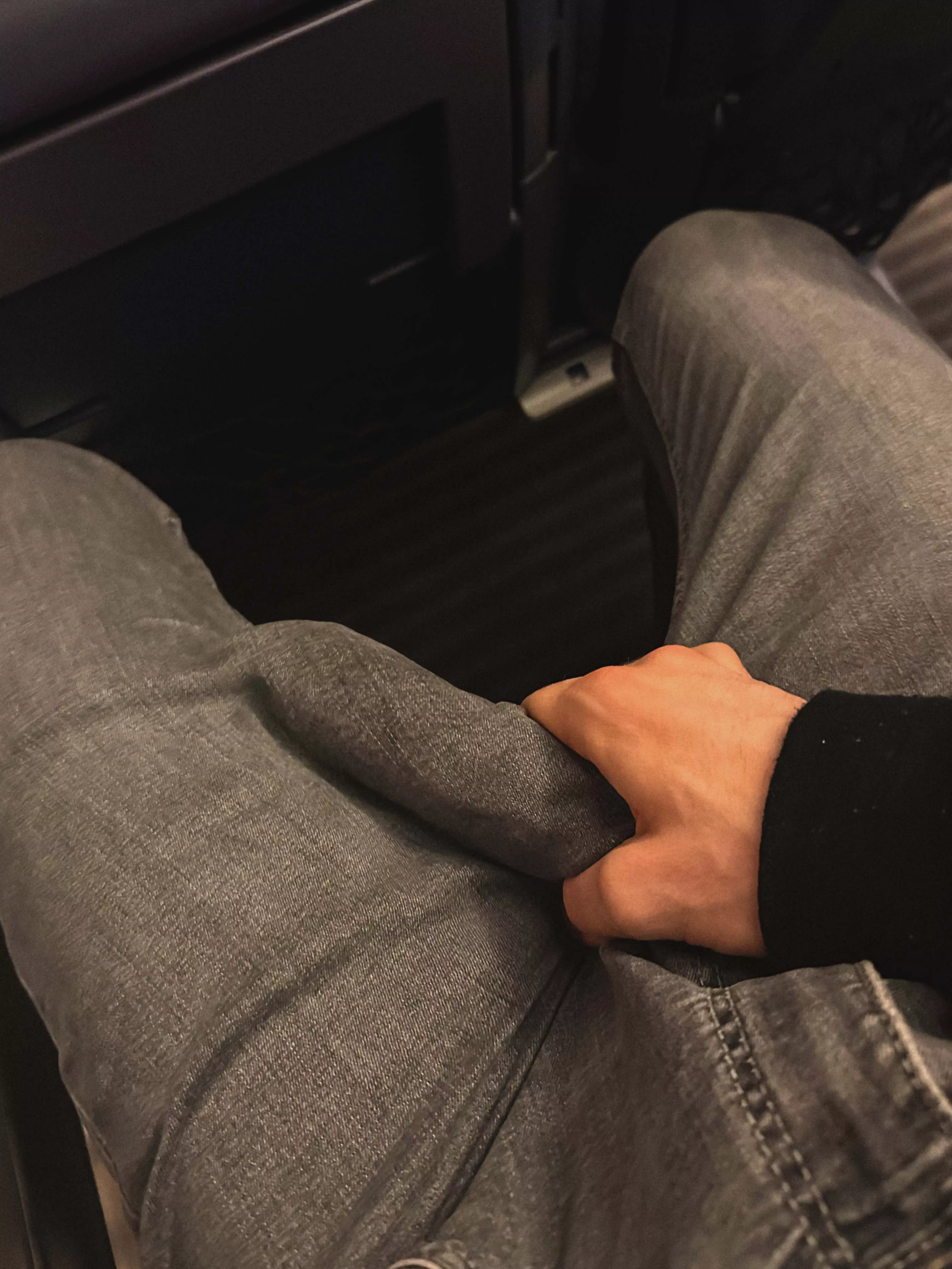 I have only 1 hand free now, anyone who would be so kind to lend me another pair of hands?