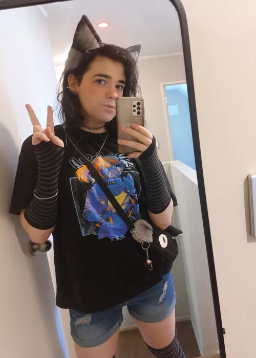 I'm being a support kitty today! If I do a good job hopefully I'll get some headpats 🥰