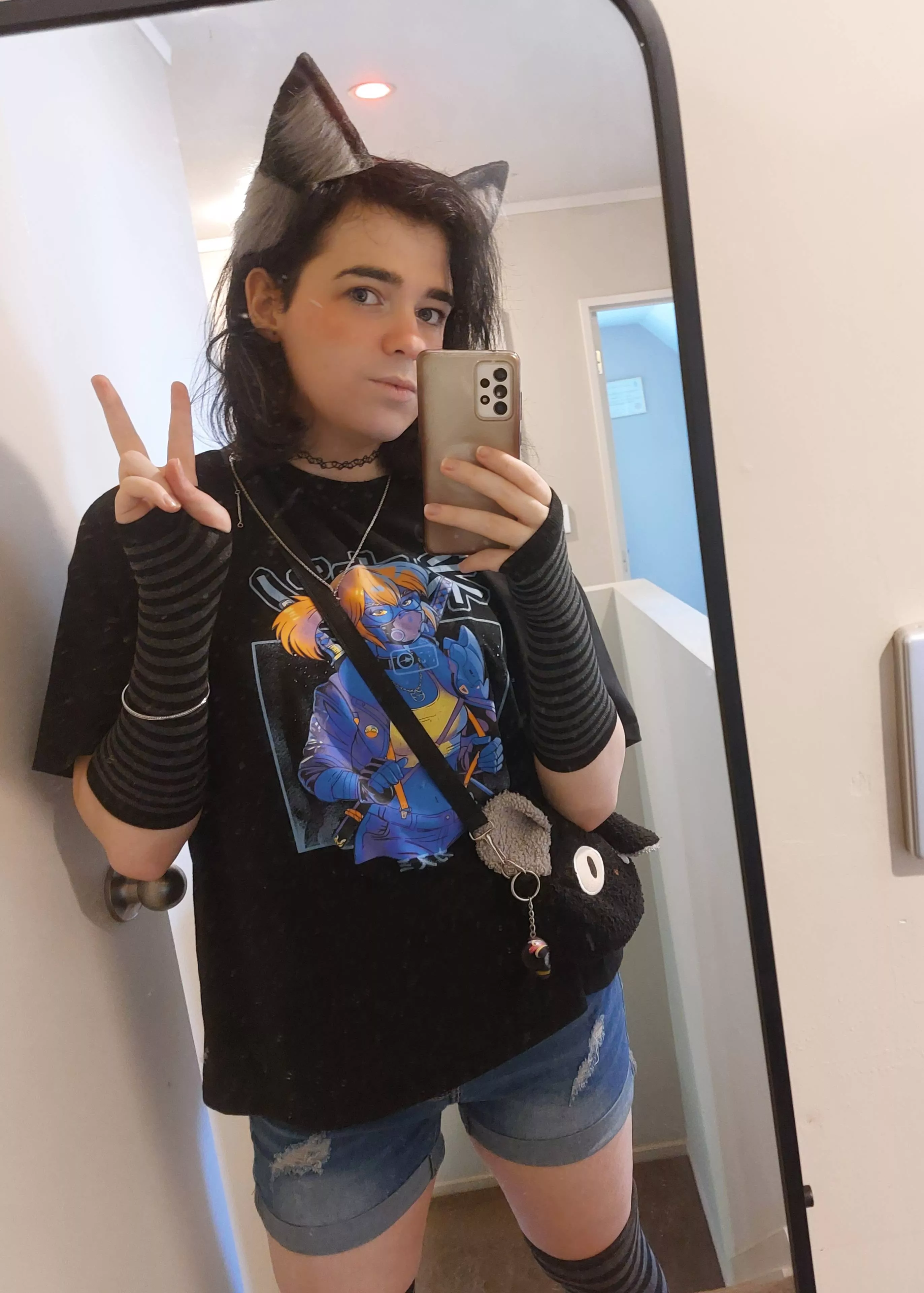 I'm being a support kitty today! If I do a good job hopefully I'll get some headpats 🥰