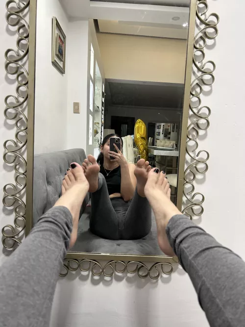 mirror pics are the best because i can give you toes and soles view👀