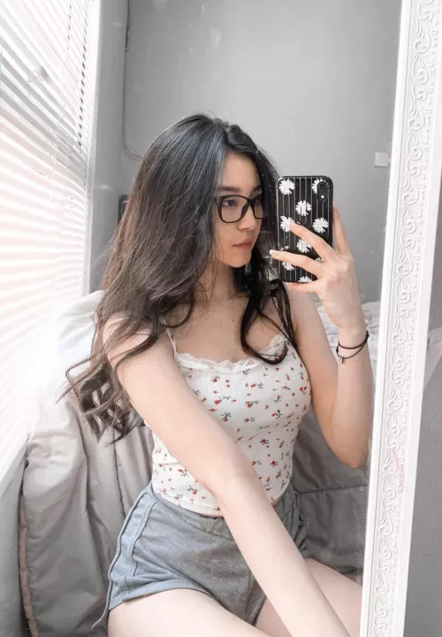 Nerd e girl with white skin and nice figure