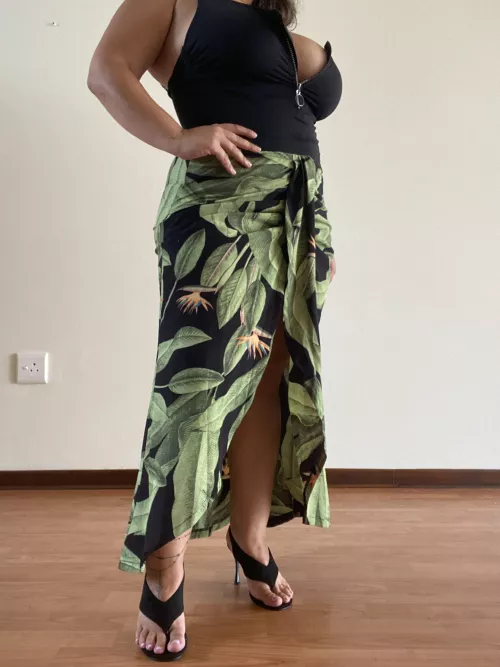 Ready to go for my walk on the beach front… yes in heels.