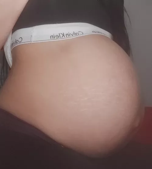 Week 37 is just around the corner to explode 🤪. You caress my beautiful belly 😍