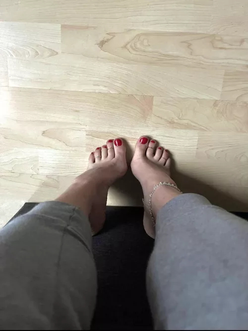 Who want to kiss my small Feet? 😘