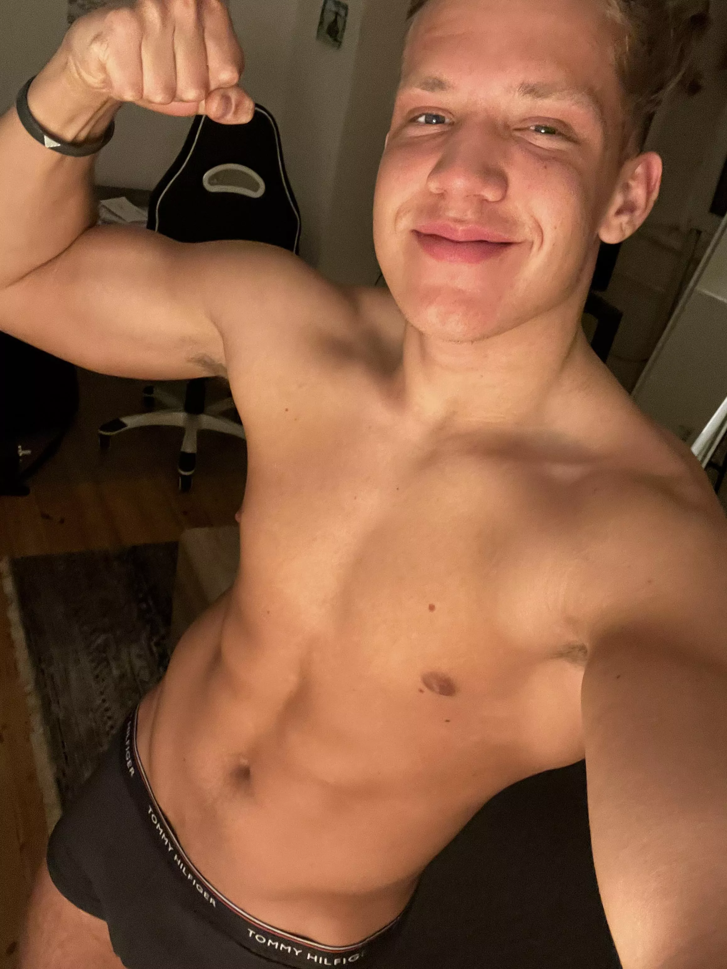 Who wants to be my bedmate for tonight?👀