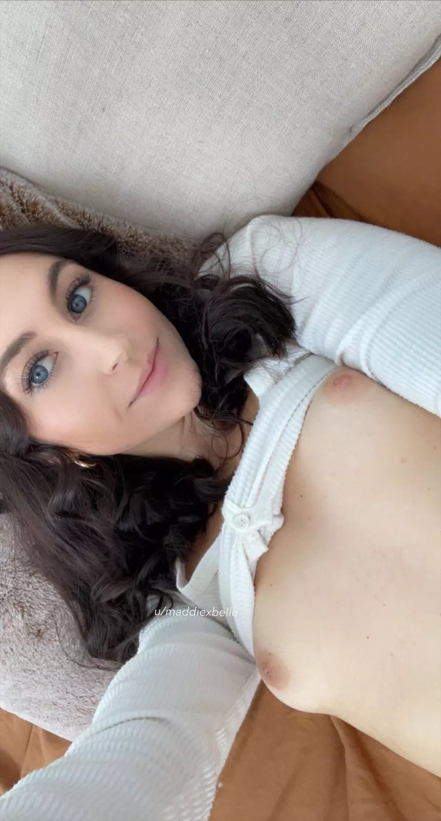 Your petite slut is ready for a fuck😚😚