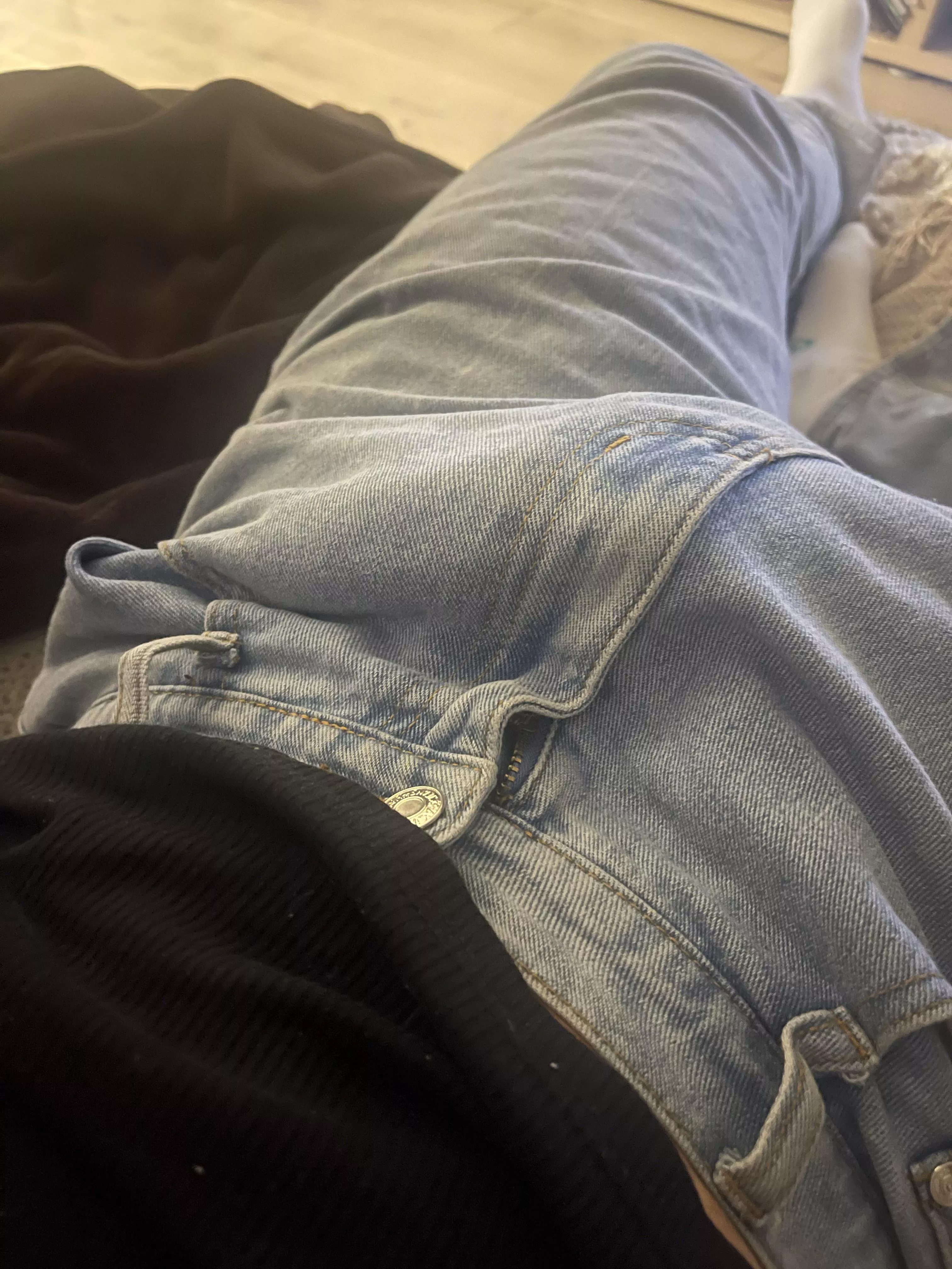 23, thick dick, vers from melbourne. +hair +thick dick +face. @htaedz