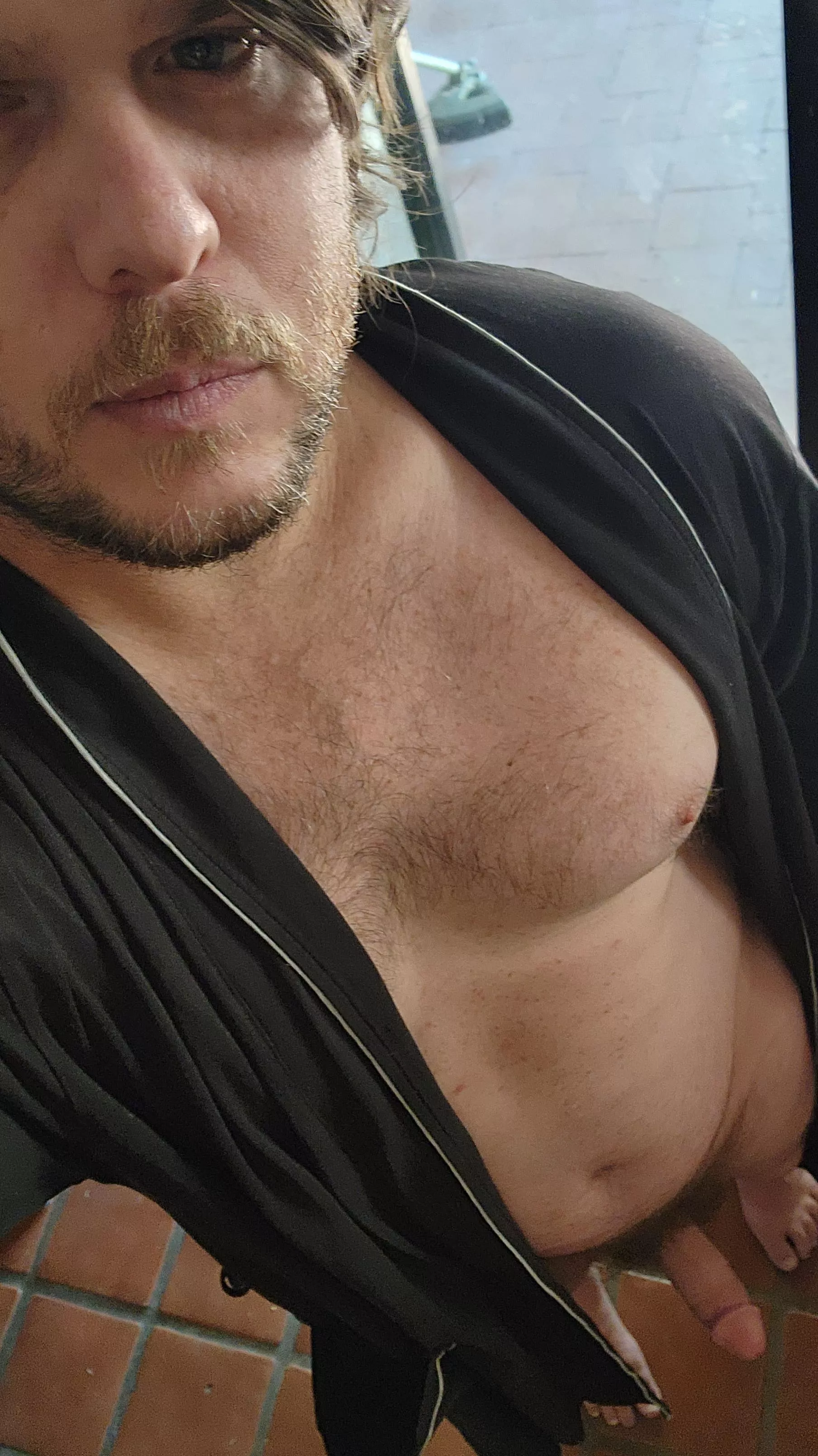 33 big bro type, dadbod looking for longterm/bromance. Gaming buds? More on profile. Be real and face/verbal+ brojamesdean