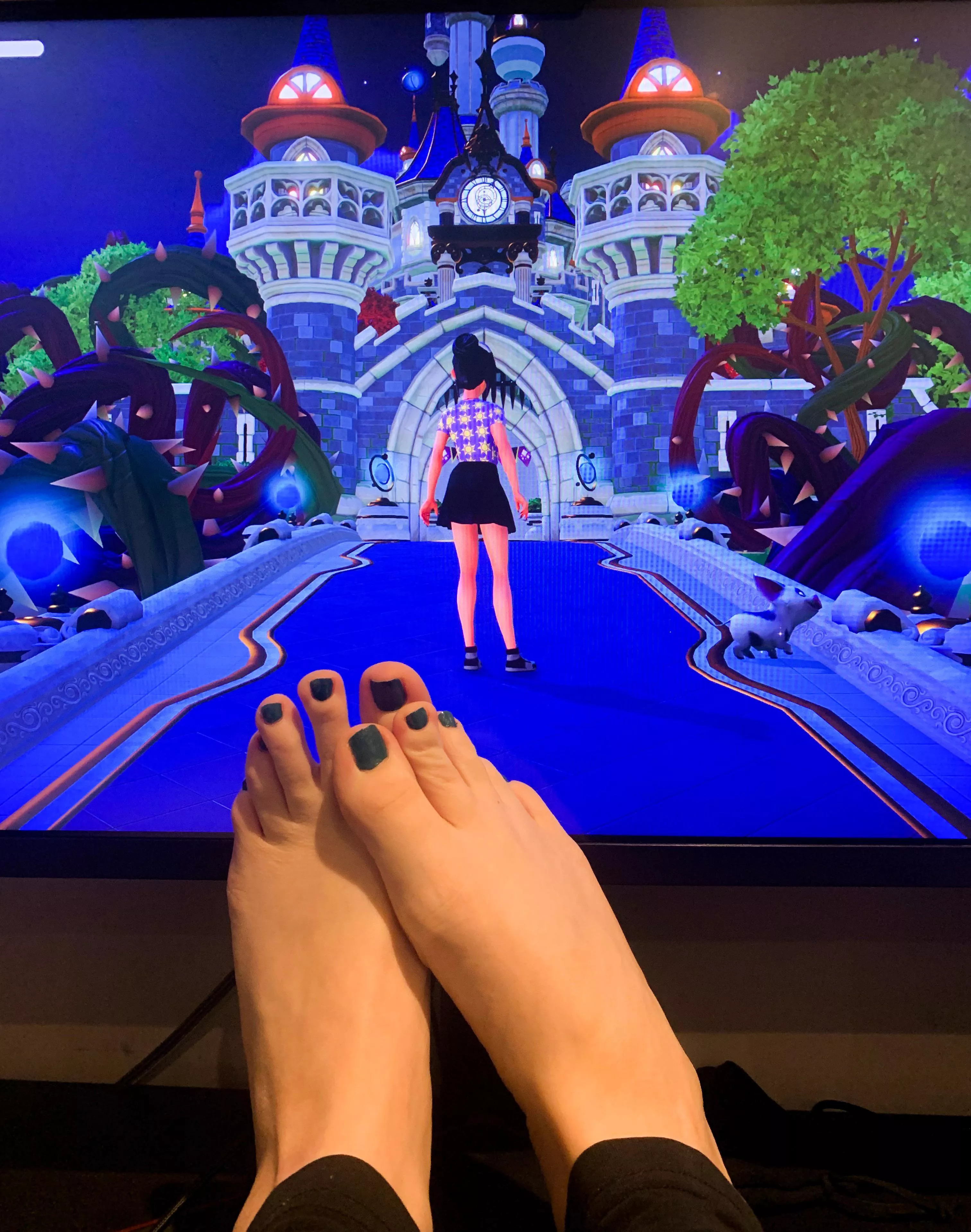 Anyone into sucking my toes whilst I play Disney?