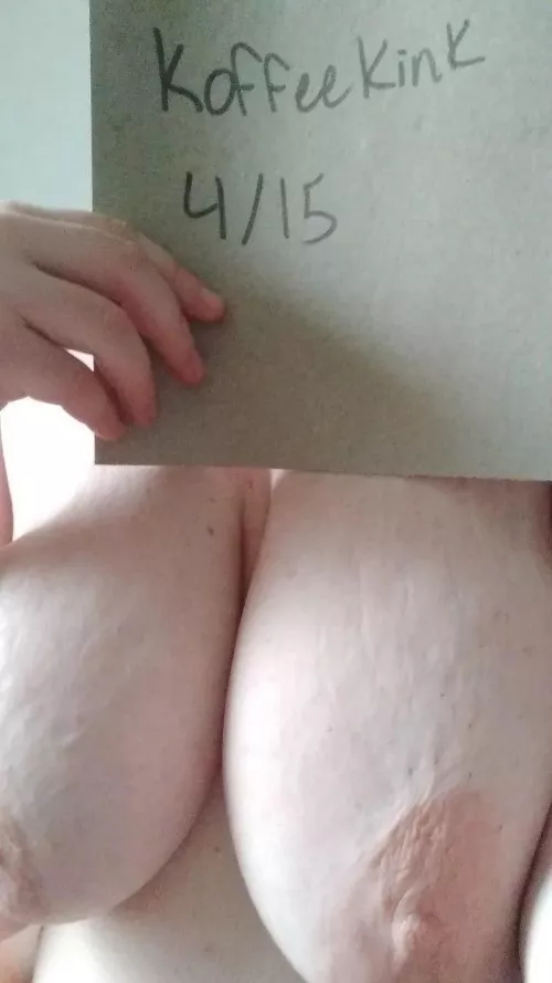 Anyone wanna toy with my big tits? 🥰