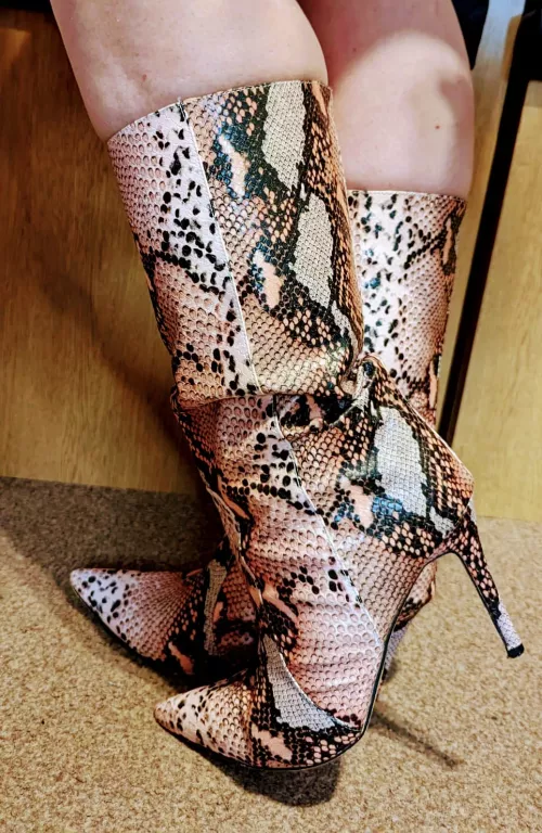 Boots for going out tonight 💋