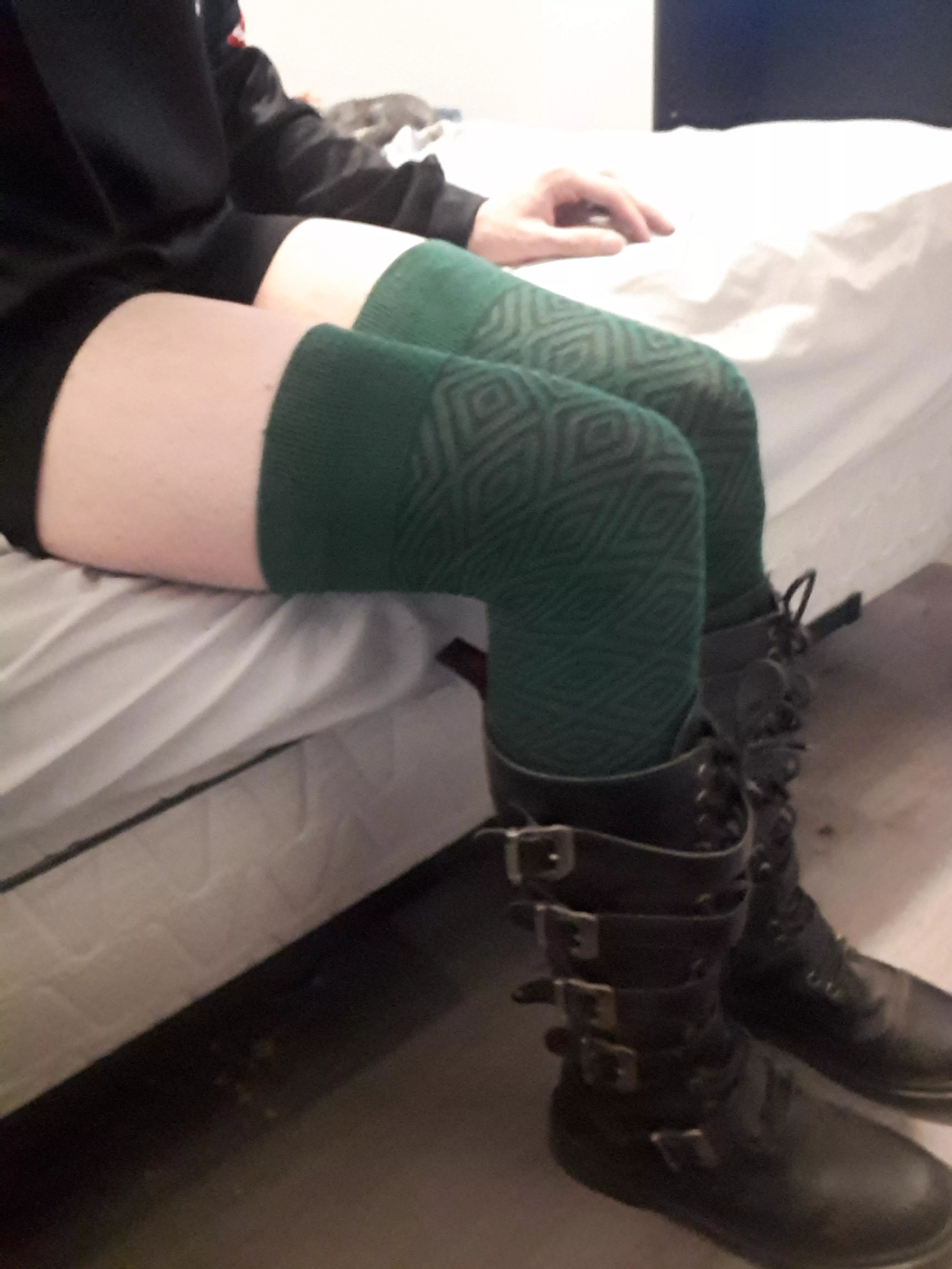 green is a nice colour fight me