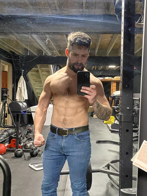 I hope the dirty mirror doesn’t detract from these tight jeans