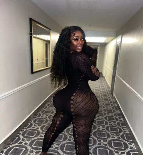 I just want to nut all over her AZZZ like a glazed doughnut and watch it drizzle down her bug round cheeks 😊😍🥰