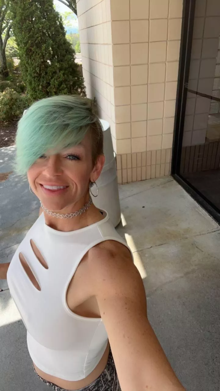 Milfs rock the short hair!