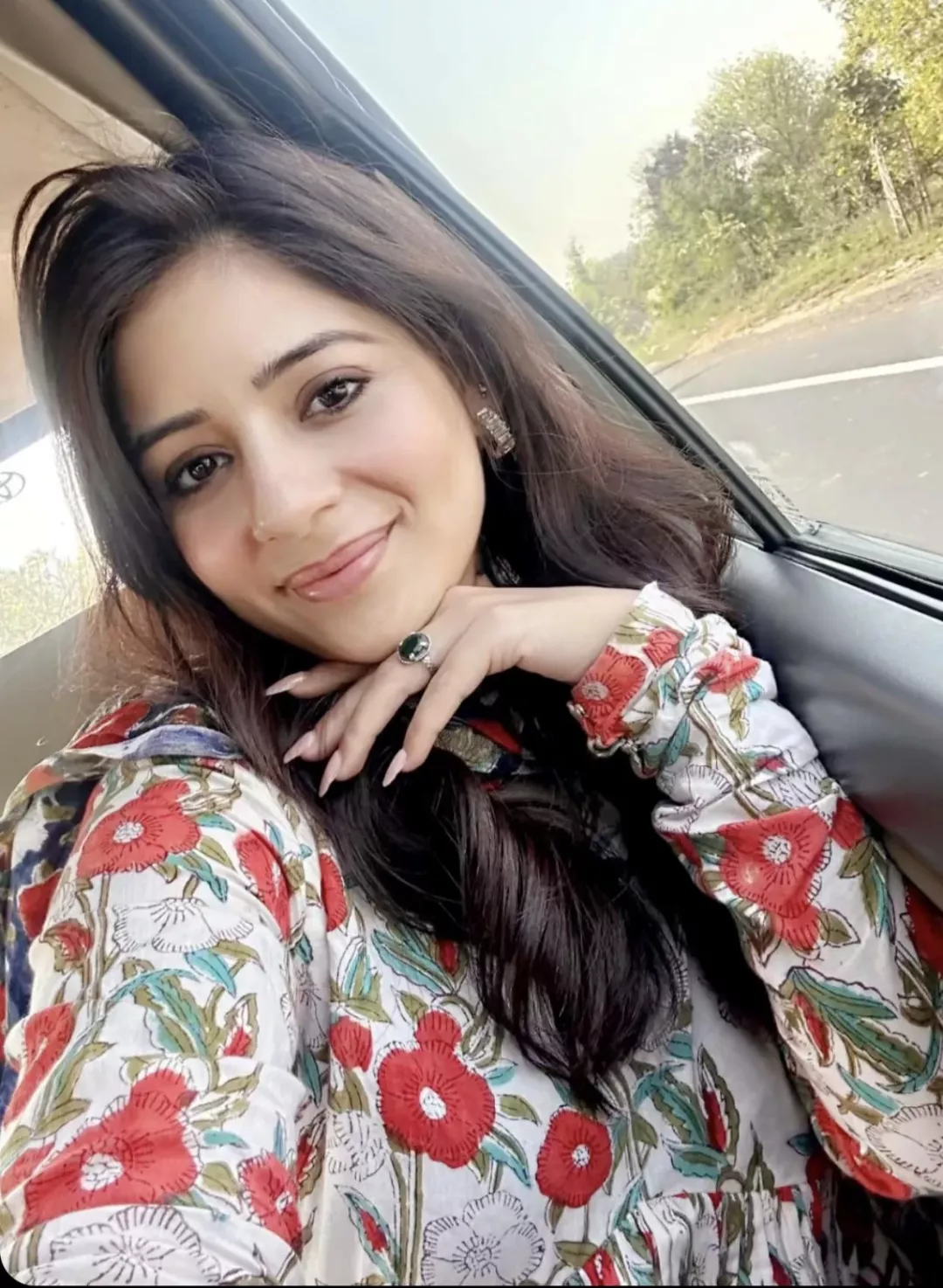 Sexy nails of this indian hottie makes me so hard