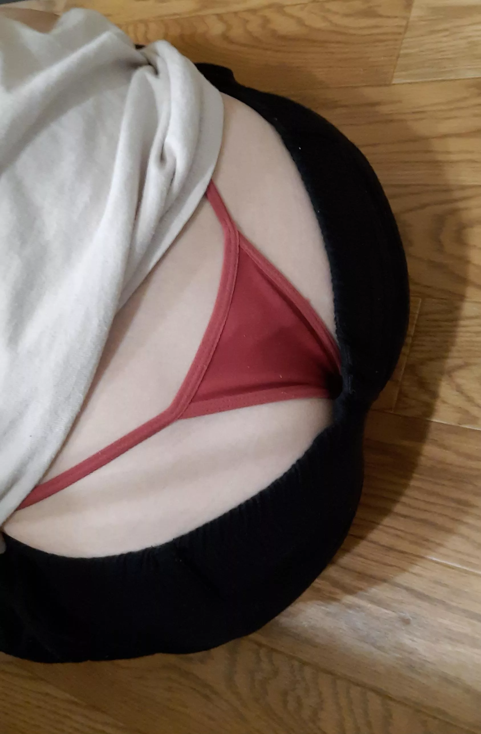 Took a break from cleaning to show off some tail!