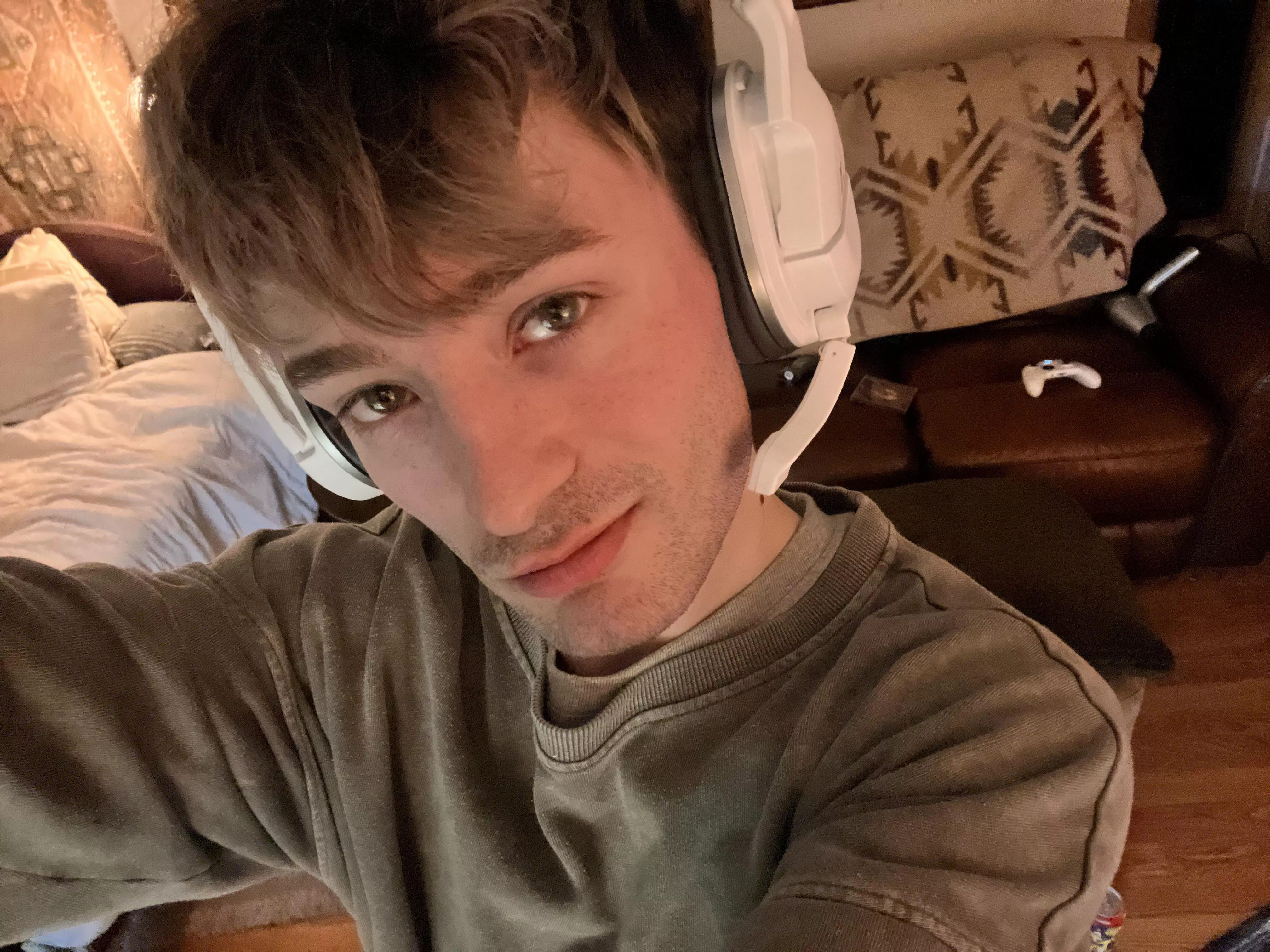 Wishing everyone a good and happy evening ^^ anyone game?