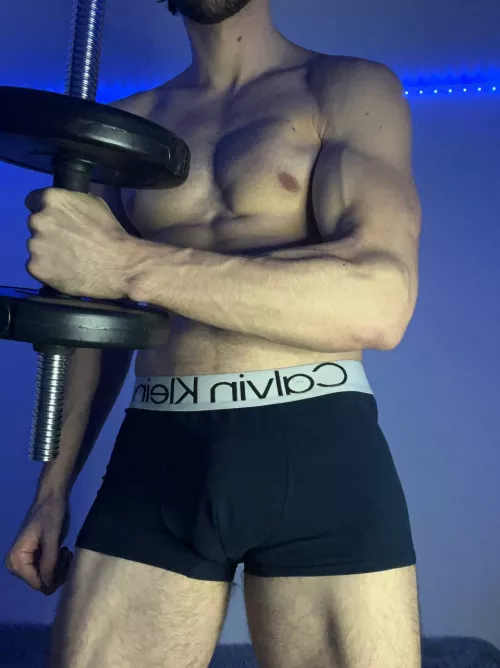 Worship me while I train my biceps 💪
