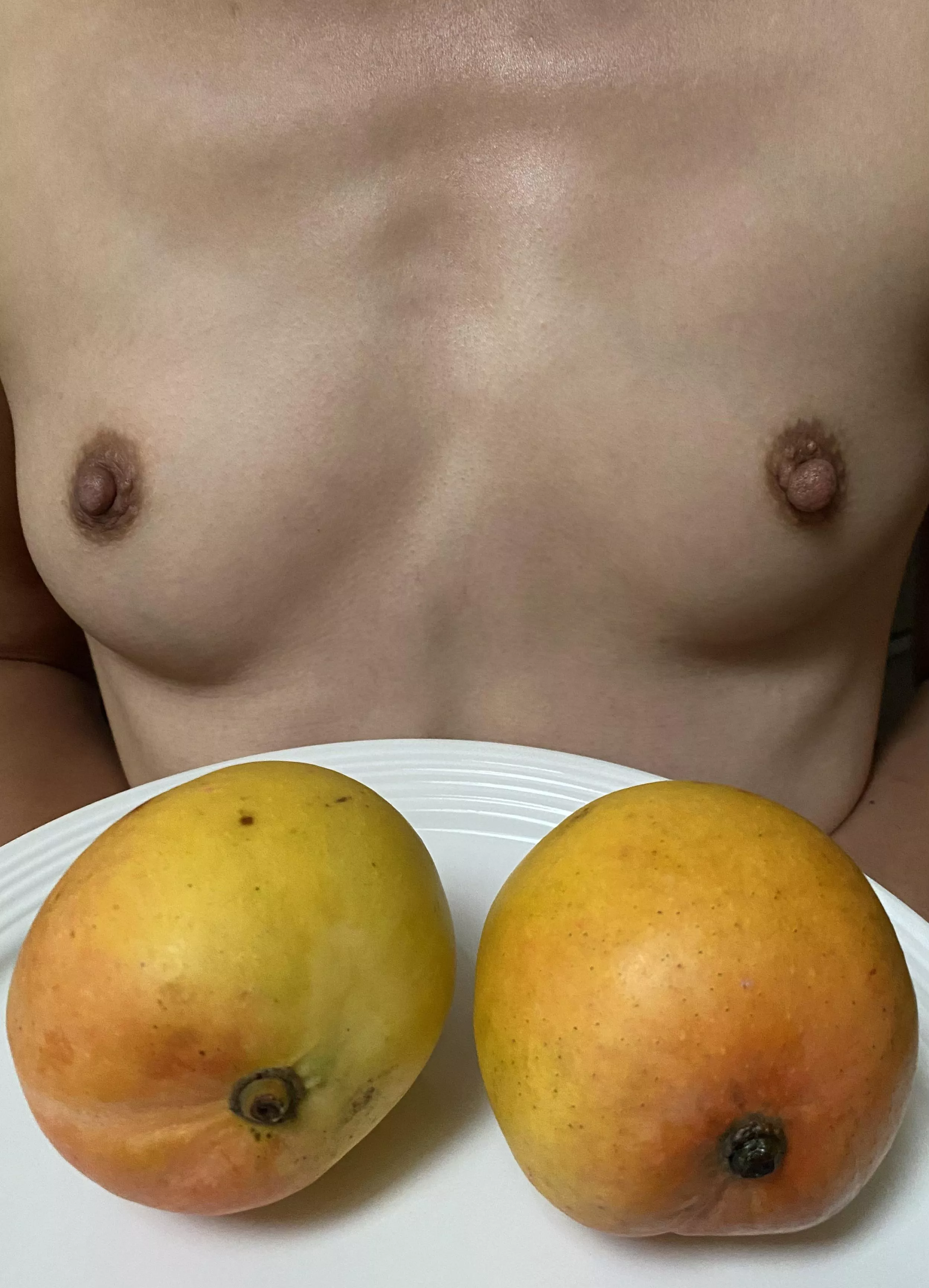 Would you like some delicious mangoes ? (F)