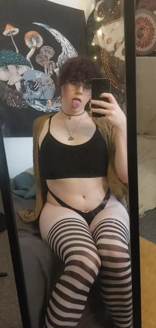 You wanna get choked between these thighs? Be honest 💕