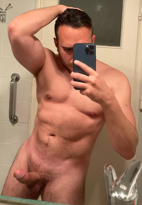 35 yo, looking to cum quick on live with fit/muscular guys only, face is a must. Sc: jayman412