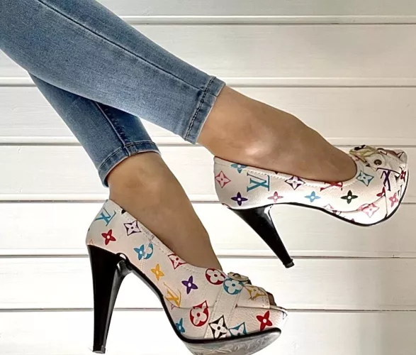 Blue jeans and heels 💙