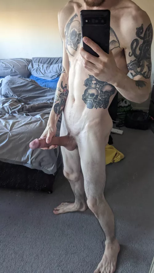 Hands up if you like fit, kinky goth bois who are packing 😈