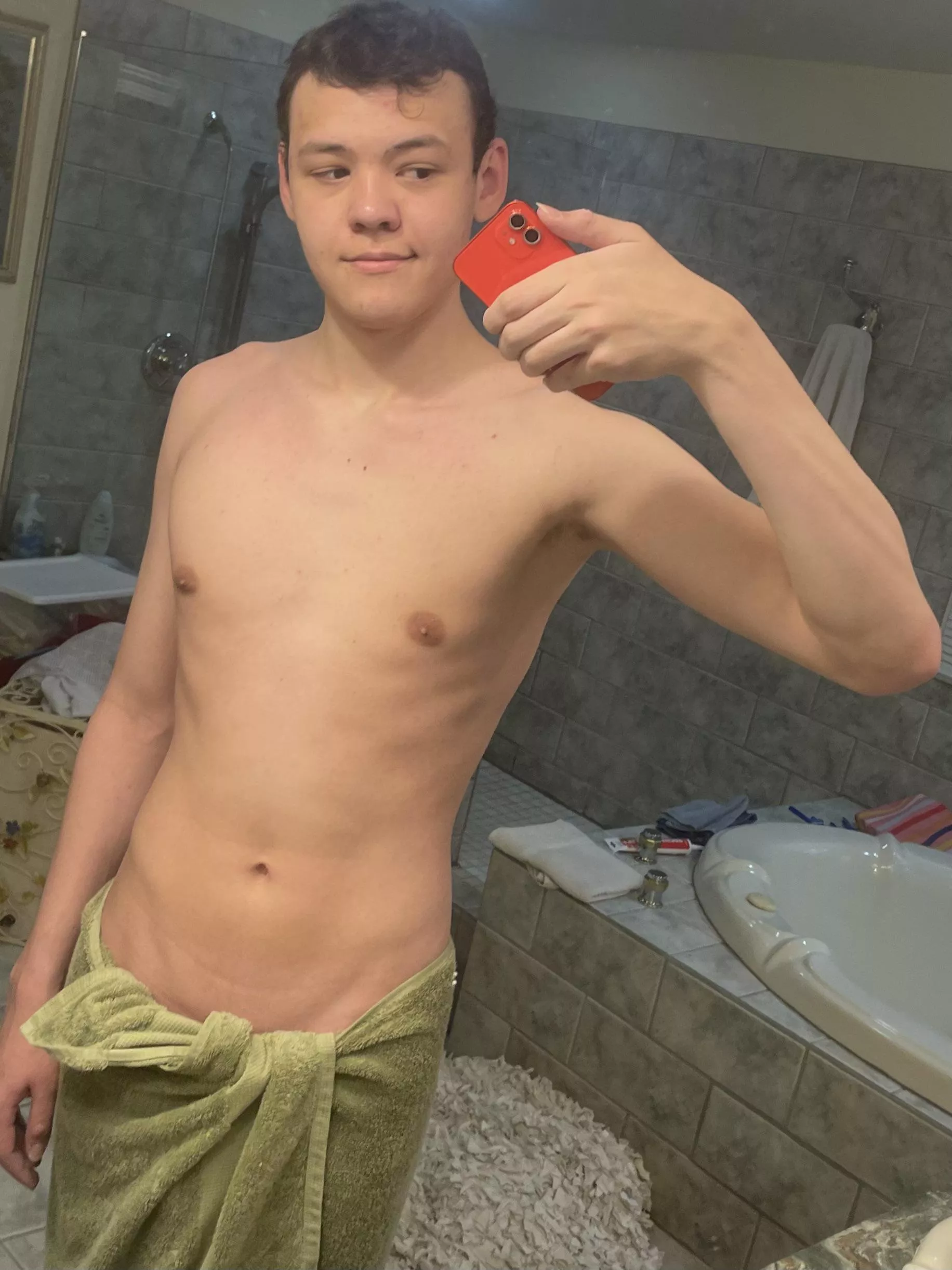 Have you ever seen a 6’7 (200cm) twink before? 😛