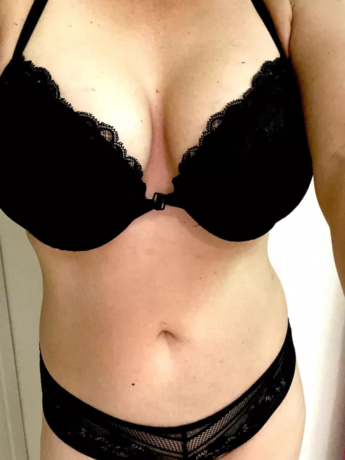 Hmmmm what could we do tonight? 💋