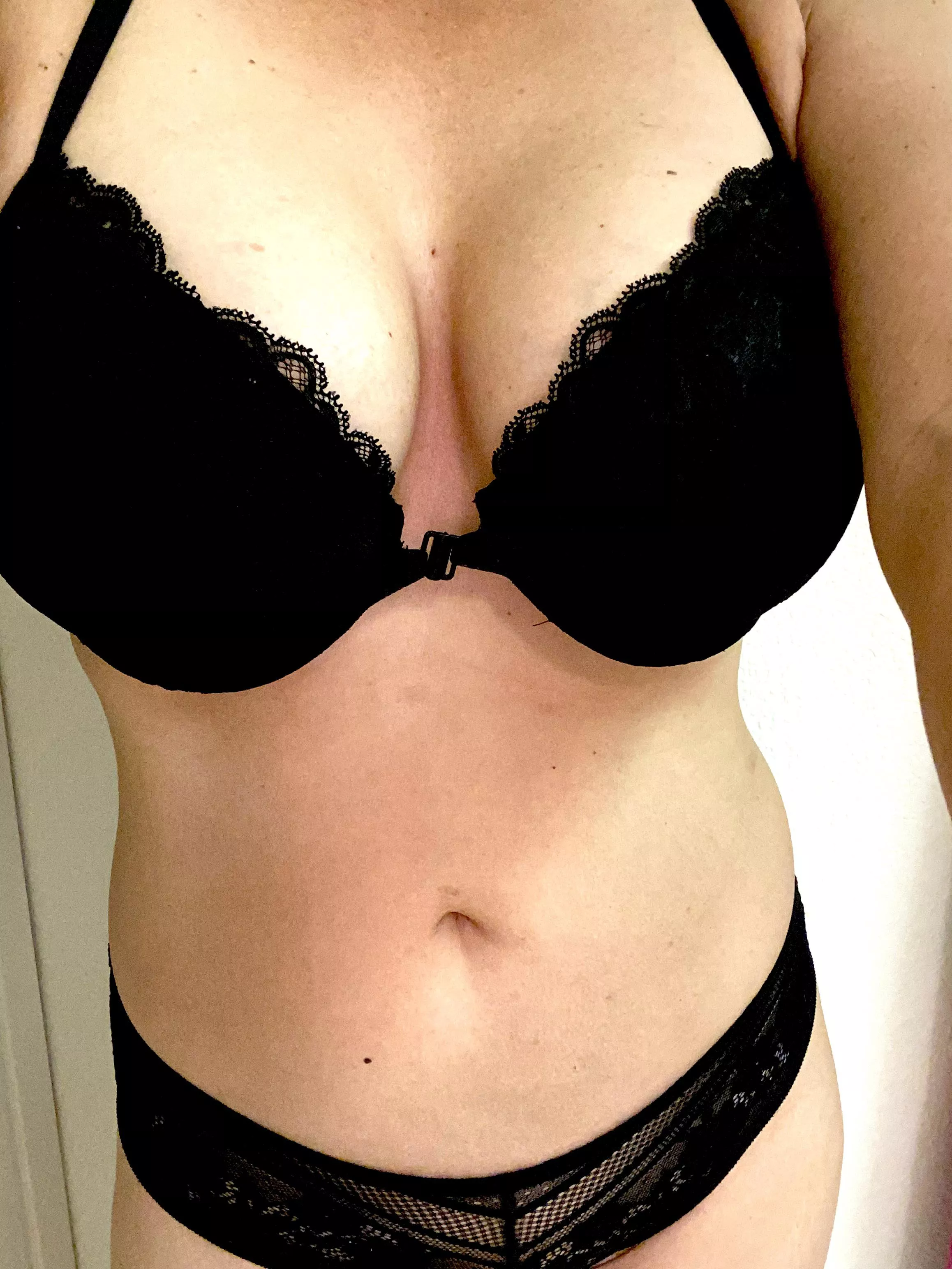 Hmmmm what could we do tonight? 💋