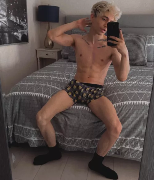 I used to be an Apex Legends streamer, but people wanted me to play with this joystick instead ;)