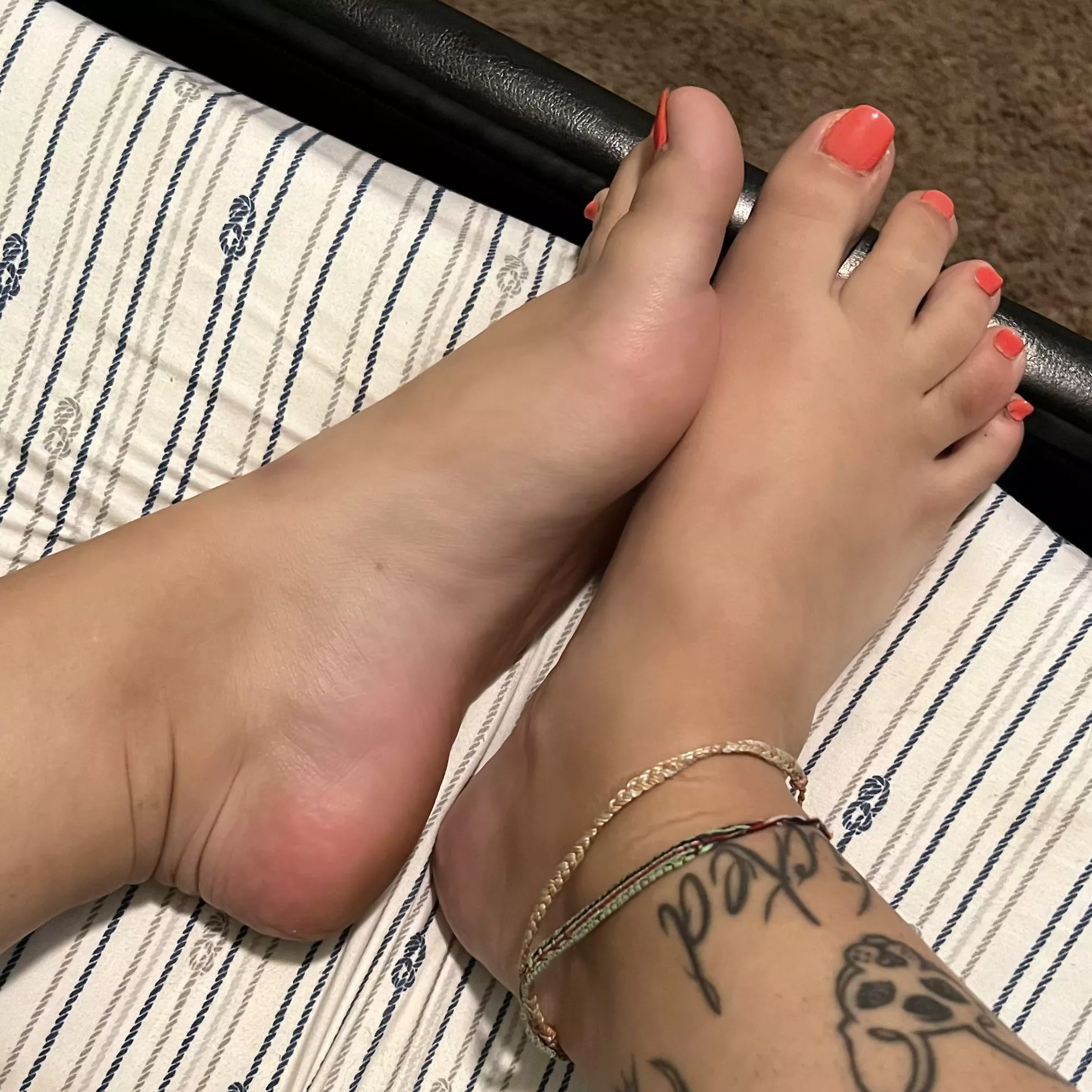 I want you to lick up and down my soles 👅