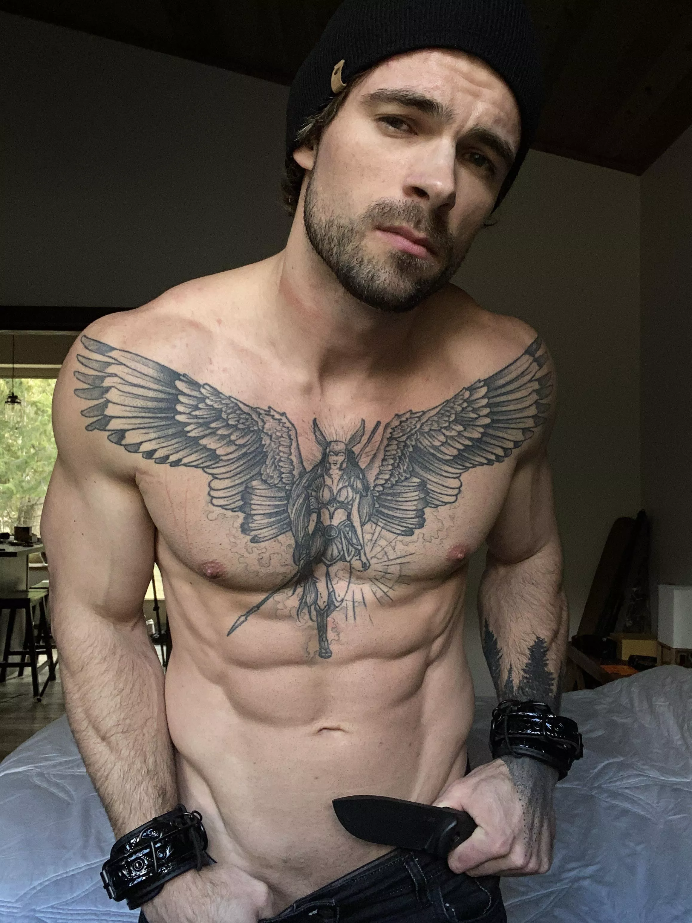 Knife play anyone? 😌